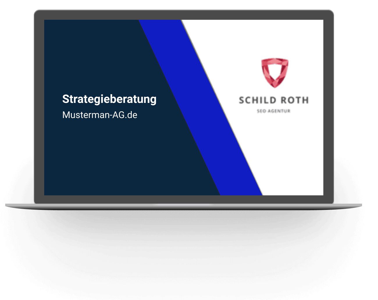 Laptop mit Slide: „Strategieberatung Musterman-AG.de“, dunkelblauer Hintergrund, Schild Roth SEO Agentur Logo, rotes Schild-Icon, SEO Potenzial Analyse.