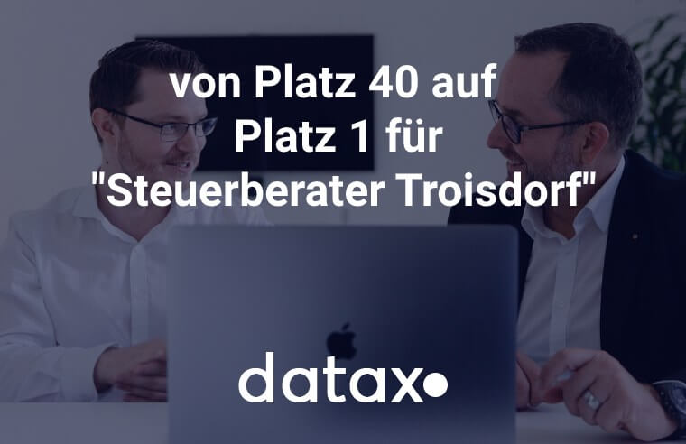 Zwei lächelnde Geschäftsleute hinter einem Laptop mit dem Text „von Platz 40 auf Platz 1 für Steuerberater Troisdorf“ und dem Datax-Logo.