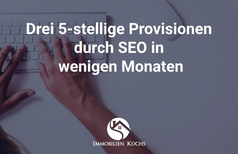 Eine Person tippt auf einer weißen Tastatur; der Text hebt den SEO-Erfolg von Immobilien Kochs hervor und richtet sich an erfolgreiche Immobilienmakler.