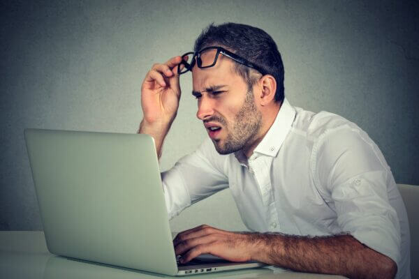 Verwirrter Kunde vor Computer