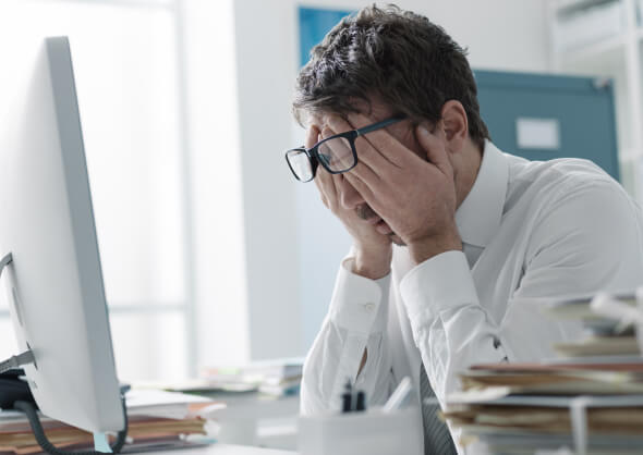 Mann ist Müde von der PC Arbeit.