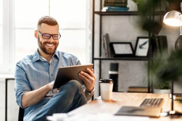 Zufriedener Kunde sucht am Tablet