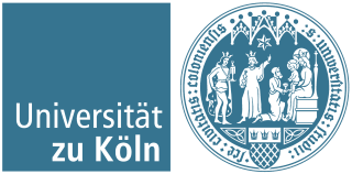 Universität zu Köln Logo: links blauer Schriftzug, rechts rundes Siegel mit klassischen Figuren und deutscher Aufschrift.