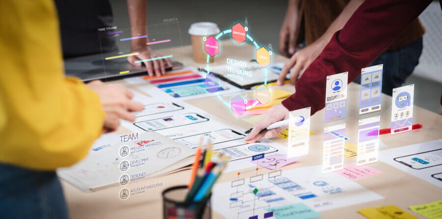 Menschen arbeiten an einem Tisch mit Papieren und digitalen Modellen zusammen; über ihnen erscheinen holografische Designelemente und Prozessvisualisierungen.