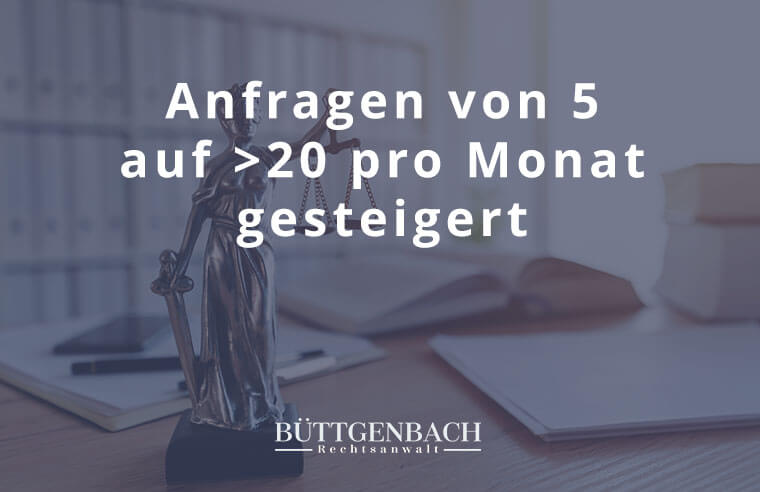 Anwaltsschreibtisch mit Büchern, Justitia-Statue, deutscher Text: „Anfragen von 5 auf >20 pro Monat“ für RA Büttgenbach.
