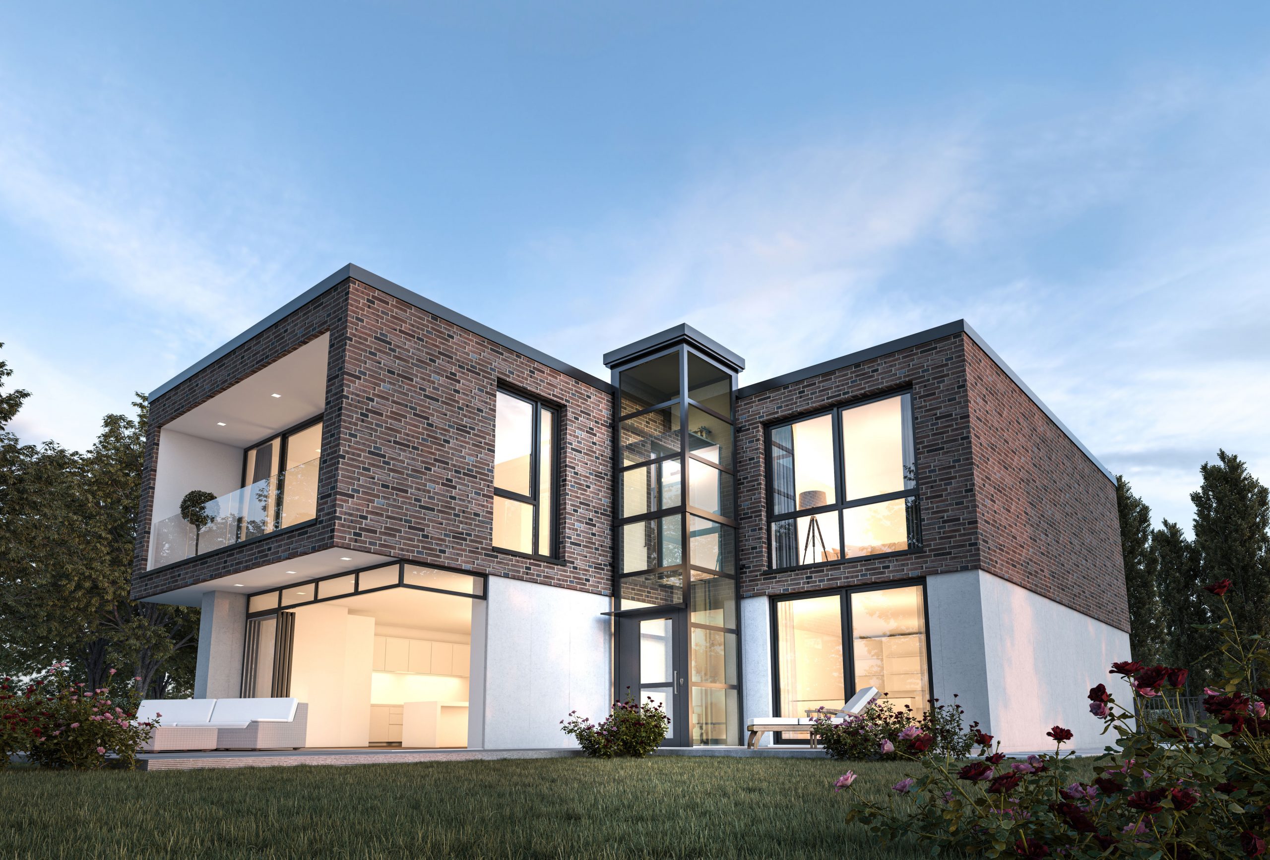 Modernes zweistöckiges Haus mit großen Glasfenstern, Ziegelfassade, zentralem Perfekta-Lift, Terrasse, gepflegtem Rasen, unter Abendhimmel.