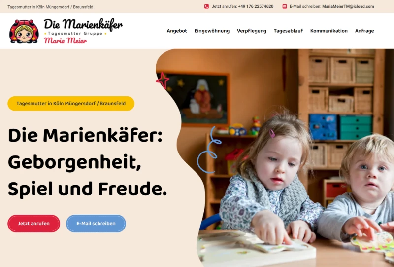 Zwei Kinder basteln im bunten Raum; Marienkäfer-Logo und deutscher Text werben für den Pro-Bono-Kindergarten Die Marienkäfer.